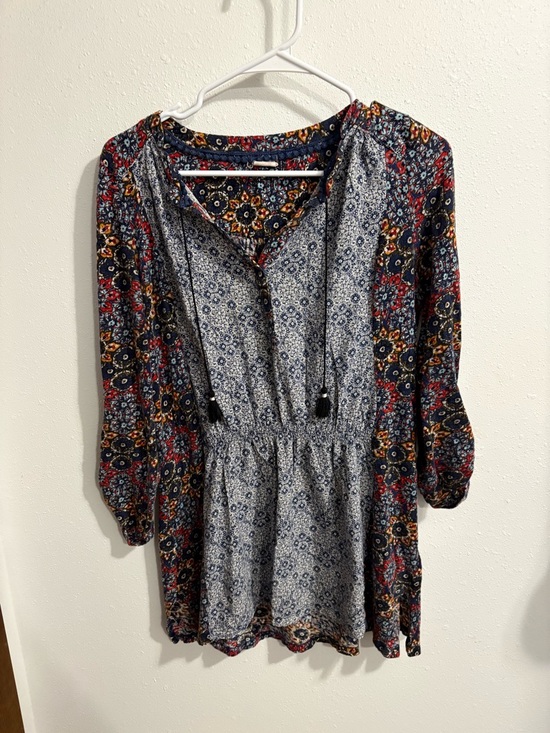Akemi + Kin Tops - Akemi & Kin Flowy Floral Peasant Tunic Blouse in Navy and Red Size Small